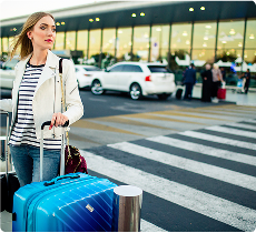 une femme qui cherche un VTC près de l'aéroport